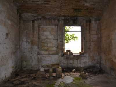 Interno del capannone dormitorio dell'ex campo di prigionia della seconda guerra mondiale presso Altamura, oggi.