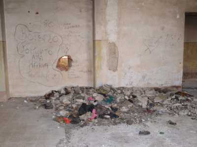 Interno della palazzina di comando dell'ex campo di prigionia della seconda guerra mondiale presso Altamura, oggi. 