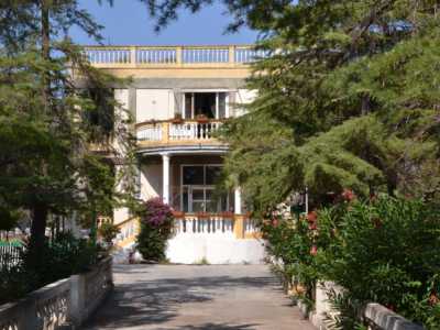 Ingresso e facciata dell'asilo Villa dei Cedri a Bari