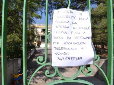 Cancello d'ingresso dell'asilo Villa dei Cedri a Bari 