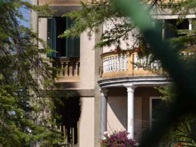Segni dell'incendio subito dall'asilo Villa dei Cedri a Bari
