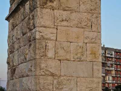 La scritta Bitontum sulla facciata del titolo della Chianca rivolta verso Bitonto