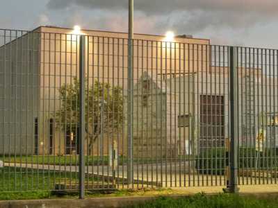 Il titolo di San Andrea dello stabilimento Merck-Serono nella zona industriale di Modugno, visto dall'esterno dell'azienda