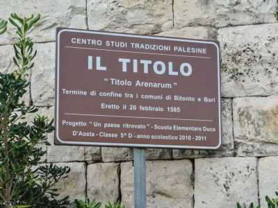 Um cartello informativo sotto il titolo dell'Arenarum 