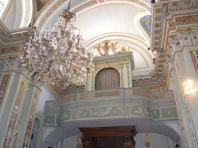 Il pi� antico organo della citt� di Bari, contenuto nella Chiesa del Carmine e utilizzato dall'associazione 