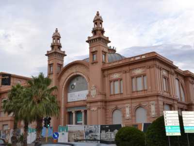 L'edificio che ospitava l'ex cineteatro Margherita sul lungomare di Bari, ancora in via di ristrutturazione 