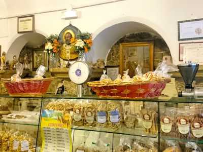All'interno del locale si notano nicchie, colonne e architravi: la struttura � quella di un'antica chiesa bizantina
