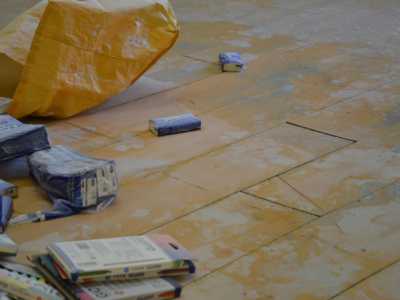 Il materiale scolastico rovinato e rovesciato per terra