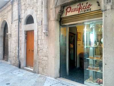 Alle spalle della Basilica di San Nicola, in strada Palazzo di Citt�, � ancora attivo il panificio Fiore, nato nel 1930