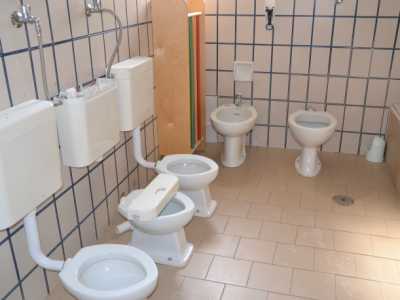 Le tubature rotte nei bagni per far allagare la scuola