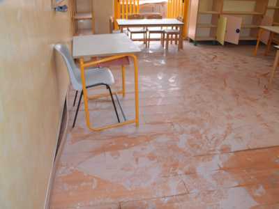 La pavimentazione delle aule rovinata dall'allagamento