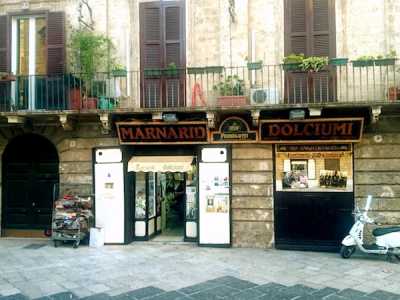 Nei pressi della Cattedrale sorge la bottega di dolciumi Marnarid, nata nel 1865