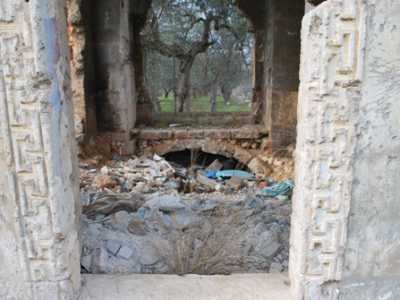 Particolare del vecchio cimitero di Valenzano nei pressi della stazione ferroviaria