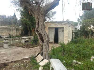 Il piccolo deposito a destra