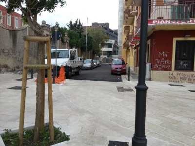 Il viale a destra ancora accessibile alla auto