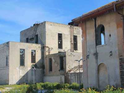 La parte laterale della vecchia distilleria, con vetri rotti e muri fatiscenti