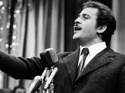 Domenico Modugno, nato nel 1928 a Polignano a Mare. Ha vinto il festival quattro volte