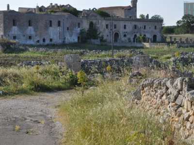 Scarpiniamo lungo la stradina ritrovandoci di fronte alla struttura