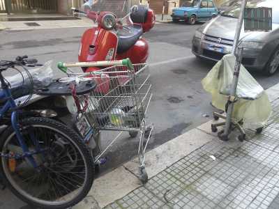 Un multiuso carrello della spesa, pronto ad entrare in funzione