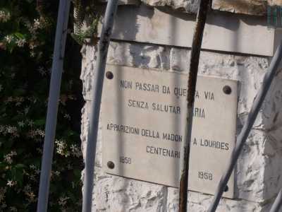 Come leggiamo sull'iscrizione alla sua base, l'edicola fu eretta nel 1958, nel centenario anniversario dell�apparizione della Vergine a santa Bernardette, nel piccolo villaggio francese