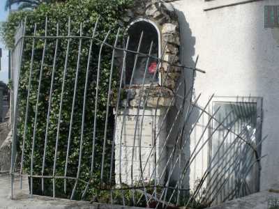 La cancellata appare ora completamente distrutta: � probabile quindi che anche la scultura sia finita in mille pezzi. In alternativa potrebbe essere stata rubata o messa in salvo da qualcuno che vive a villa Alberotanza