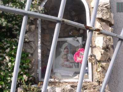 Al posto della statua si trova un modesto quadretto con un�immaginetta della Madonna