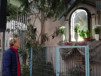 Da trent�anni a questa parte ogni �santa domenica� Emanuele si occupa di ripulire l�altarino, cambiare l�acqua alle piante e omaggiare la Madonna con rose e garofani