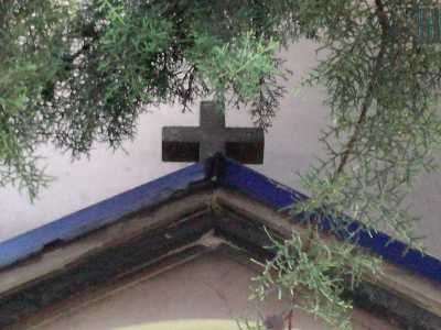 All�interno del tempio, sovrastato da un crocifisso...
