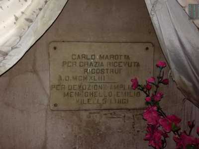 Neanche lui conosce per� la storia precedente dell�altarino. All�interno della nicchia, su una vecchia cornice in legno, si legge infatti un�epigrafe: �Carlo Marotta per grazia ricevuta ricostru�. ADMCMXLIII. Per devozione ampliarono Meneghello Emilio e Vilello Luigi�