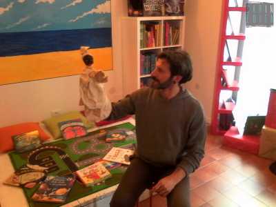 Ora per�, dopo tanto girovagare, ha deciso di stabilizzarsi aprendo una libreria nella sua Ostuni, ma il richiamo dell'arte rimane vivo in Enrico che saltuariamente monta il suo piccolo palco con le classiche tendine rosse e riprende a maneggiare con maestria i suoi amati pupazzi 