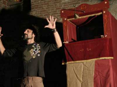 Il 45enne Enrico Francone: per vent'anni con i suoi spettacoli con le marionette ha girato l'Italia e alcune volte � stato ospitato anche all'estero, ricevendo diversi premi
