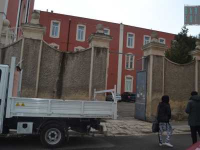Alunni e insegnanti accedono all'Istituto dal cancello laterale sulla destra