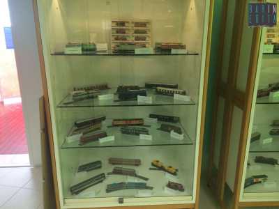 Una volta varcata la soglia del Museo, sulla sinistra spiccano due grandi vetrate riempite con graziose riproduzioni di vagoni di treni