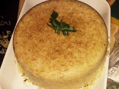 Ammar si diletta a cucinare la sua �makloba� (torta di riso capovolta ripiena di tutto)