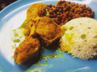 Pardeep Singh prepara per le sue cene pollo al curry e riso con le verdure