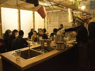 Abbiamo avvicinato i cuochi internazionali venerd�, in occasione di �Kitchen on the run�, il container-cucina mobile arrivato a Bari il 17 marzo, che fino al 9 aprile sar� nel parco don Tonino Bello per invitare gli immigrati presenti in citt� a cucinare e poi mangiare assieme ai baresi, come forma di conoscenza reciproca