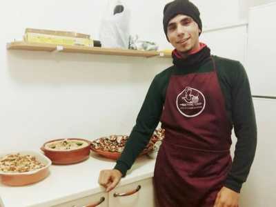Il 23enne palestinese Ammar Abu Jassa, arrivato a Bari un anno fa e rimasto al Cara quasi un anno, ora cucina per Ethnic Cook