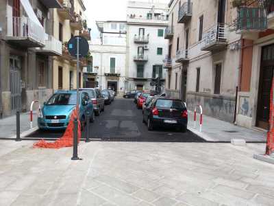 La piazza si apre su via Filangeri verso via Margherita di Savoia