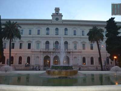 La bella fontana ellittica inaugurata il 14 aprile del 1915. Sullo sfondo l'entrata del Palazzo Ateneo