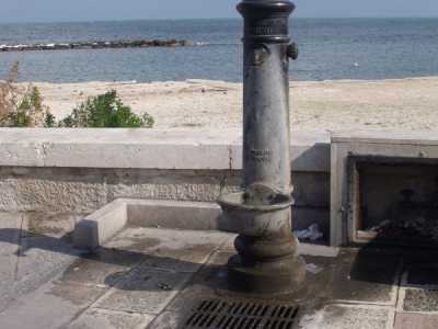 La fontana, di fronte al Fortino, che segna la direzione della della secca monte rosso