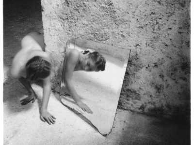 Selfie di Francesca Woodman (1958 - 1981), famosa fotografa statunitense