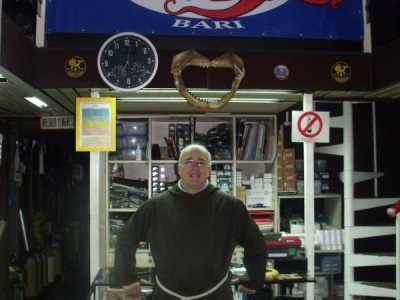 Fratesub nel negozio Rasub, quartier generale delle sue missioni