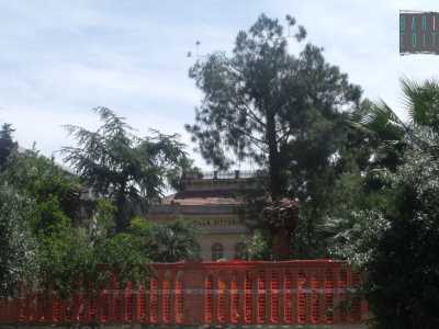 La facciata vista da Corso Benedetto Croce, campeggia la scritta: Villa Vittoria