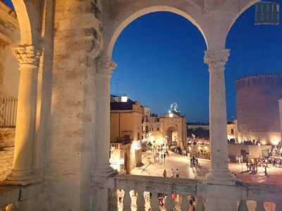 La vista su piazza Cavour attraverso le arcate del sublime loggiato del palazzo
