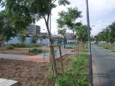 Enorme giardino attrezzato. Forse sarebbe stato meglio destinare una parte del suolo a parcheggio