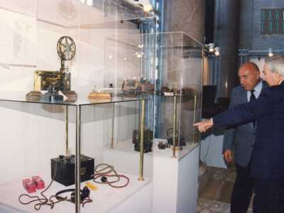Umberto Giarletti indica un apparecchio telegrafico durante la mostra marconiana del 1997 nel palazzo della Provincia