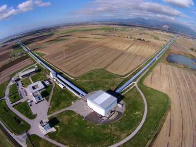 Una vista aerea di Virgo, l'antenna a forma di "elle" in grado di rilevare le onde gravitazionali disposta sul terreno di Cascina, in provincia di Pisa

