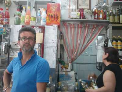 Al Banco della cantina di Giulio Petroni il figlio della signora Teti, Giuseppe con sua moglie