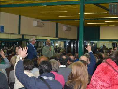 Viene chiesto a coloro che ritengono di essere guariti grazie a Ges� di alzare la mano