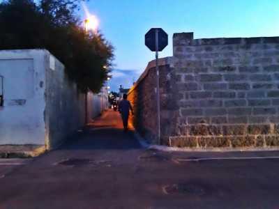 La strettissima via Porticello, prospicente l'omonima cala
